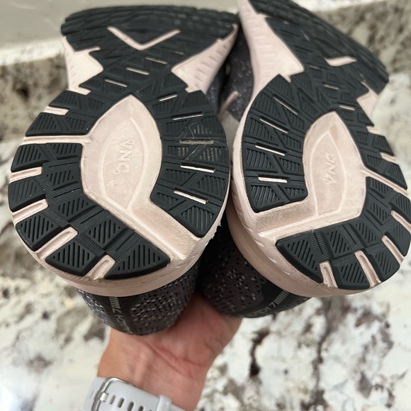 Brooks Launch 7 Running Shoe in Pale Pink and Dark Gray, Size 9.5 - Picture 6 of 9
